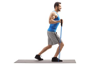 Erkek fitness eğitmeni bir germe bandı ile egzersiz