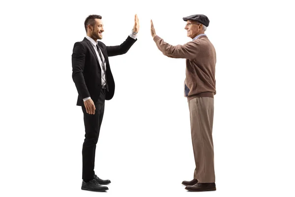 Empresario haciendo gestos de chocar los cinco con un hombre mayor — Foto de Stock