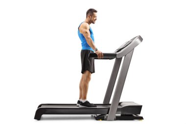 Koşu bandında duran genç adam