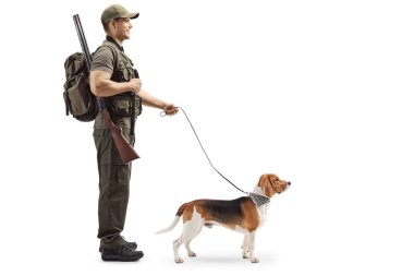 Avcı bir tüfek ve bir beagle köpek tasma üzerinde ayakta