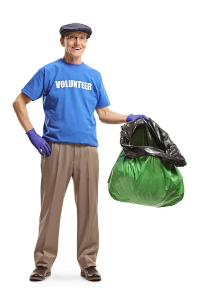 Hombre mayor voluntariado y sosteniendo una bolsa de plástico —  Fotos de Stock