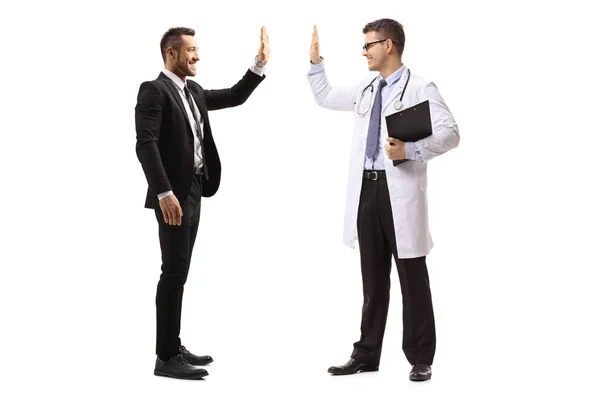Мужчина-врач делает жест "дай пять" с мужчиной в костюме — стоковое фото