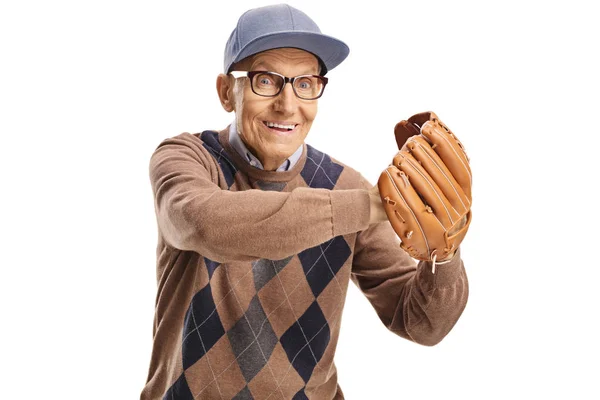 Edlerly man het vangen van een honkbal bal met een handschoen — Stockfoto
