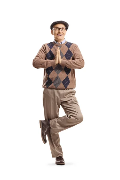 Senior man i casual kläder öva en yoga pose — Stockfoto