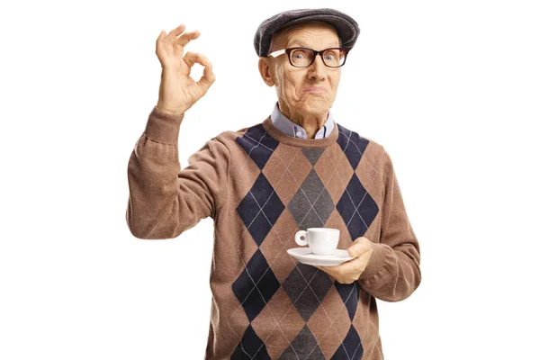 Homem idoso com uma xícara de café fazendo um sinal perfeito ajuste finge — Fotografia de Stock