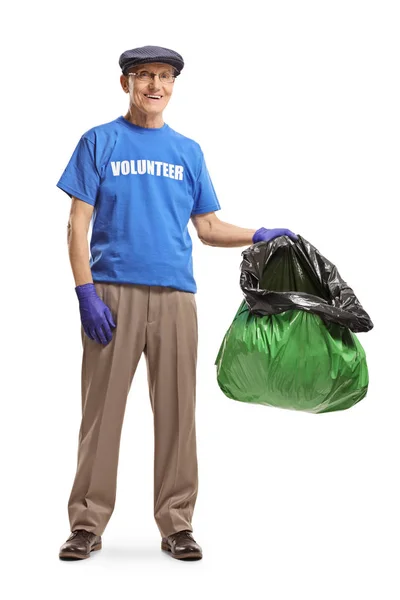 Starší mužský dobrovolník držící plastikový sáček na odpadky — Stock fotografie