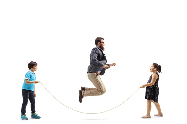 Children holding a rope and a man skipping — Stock Photo, Image