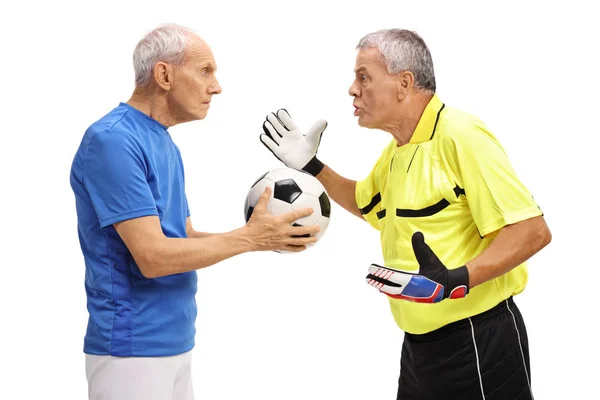 Portero anciano enojado gritándole a un jugador de fútbol —  Fotos de Stock