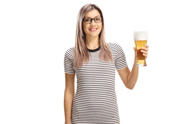Młoda kobieta trzyma szklankę piwa — Zdjęcie stockowe