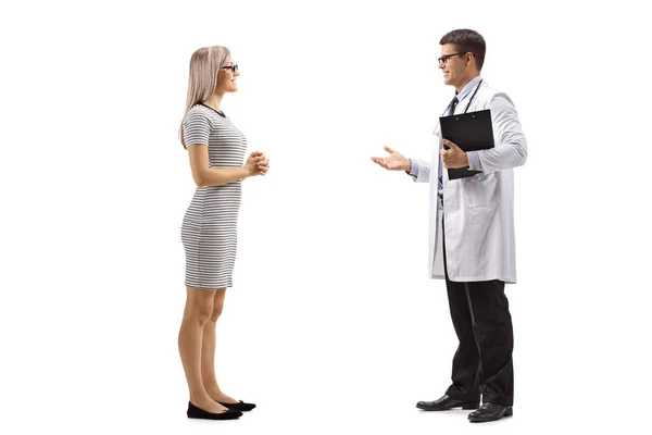 Female patient and a doctor talking — Stock Photo, Image