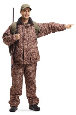 Yan tarafı işaret eden bir av tüfeği ile asker