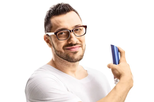 Jeune homme beau avec des lunettes pulvérisation de parfum — Photo