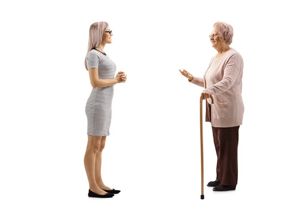 Ung kvinna som lyssnar på en äldre kvinna som pratar — Stockfoto