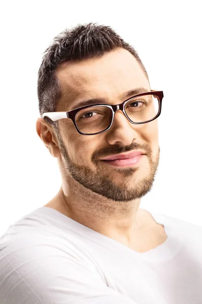 Porträt eines jungen, gut aussehenden Mannes in weißem T-Shirt mit Brille — Stockfoto