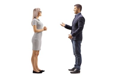 Yung adam ve kadın ayakta ve konuşuyor