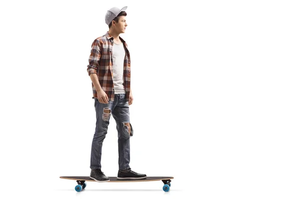 Männliche Teenager-Skater auf einem Longboard — Stockfoto