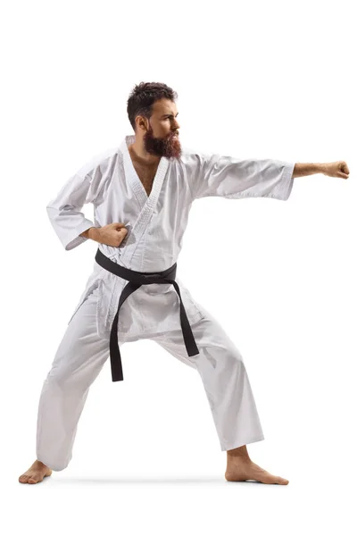 Bärtiger Mann im Kimono praktiziert Karate — Stockfoto