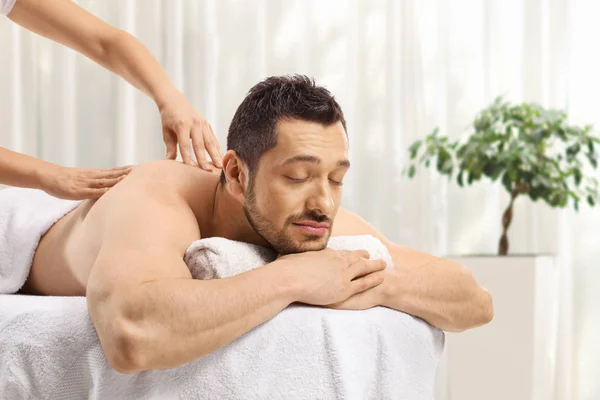 Joven disfrutando de un masaje — Foto de Stock