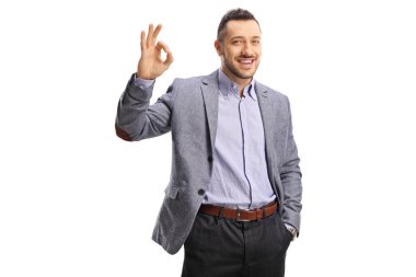 Resmi giysiler içinde genç neşeli adam ile mükemmel bir işaret gesturing
