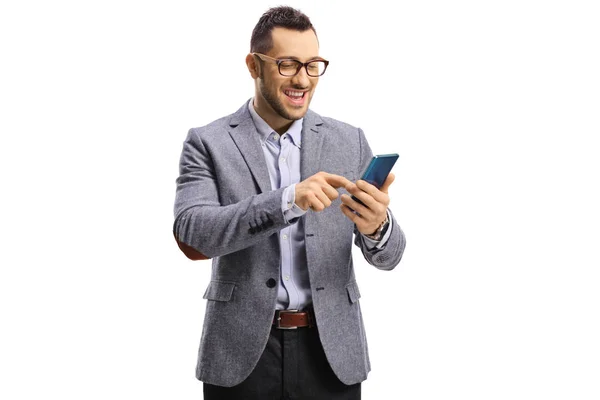 Jeune homme élégant tapant sur un smartphone — Photo