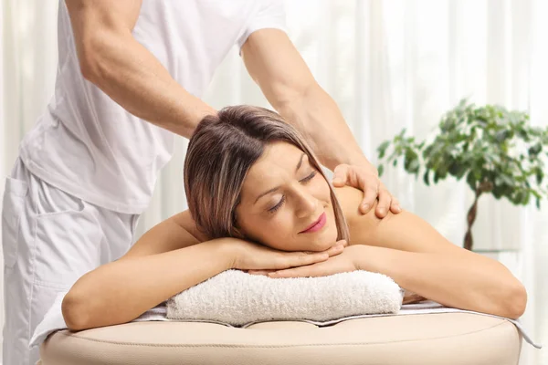 Kvinna njuter av en ryggmassage — Stockfoto