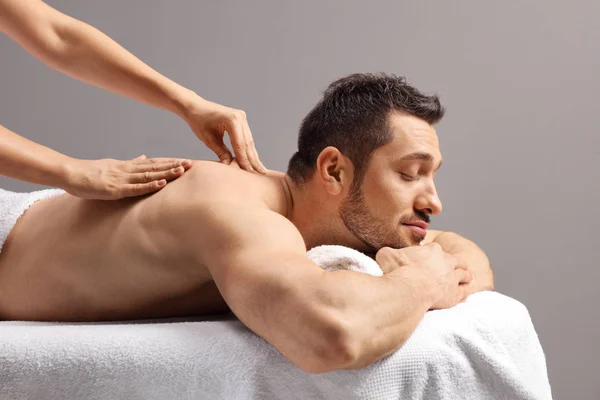 Hombre disfrutando de un masaje de espalda — Foto de Stock