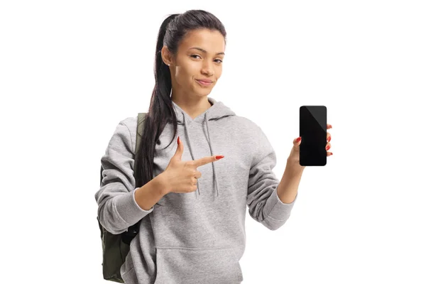 Bir akıllı telefon tutan ve işaret eden kız öğrenci — Stok fotoğraf