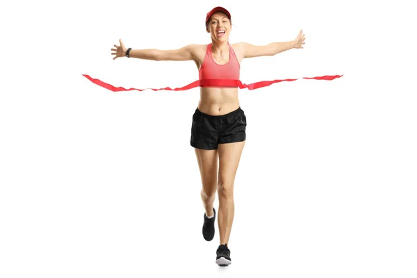 Giovane donna sorridente in abbigliamento sportivo che corre e allarga le braccia — Foto Stock
