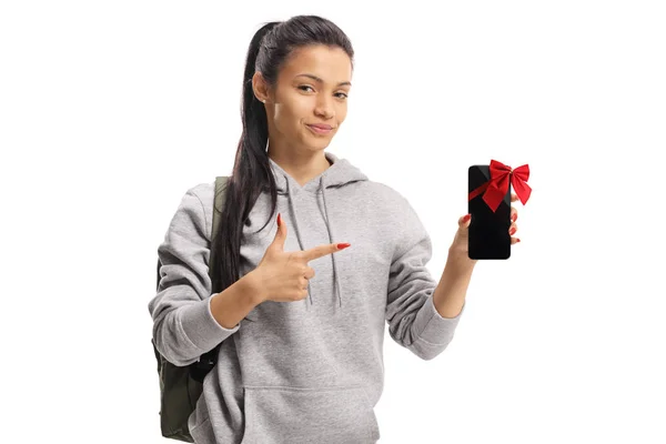 Studentka trzyma smartfon z krawatem i wskazując — Zdjęcie stockowe