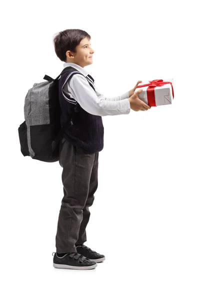 Школярка з рюкзаком дарує подарунок — стокове фото