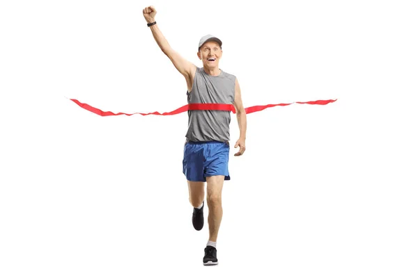 Homem sênior no final de uma maratona gesticulando felicidade — Fotografia de Stock