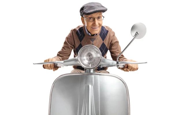 Gümüş vintage motosiklet üzerinde Kıdemli beyefendi — Stok fotoğraf