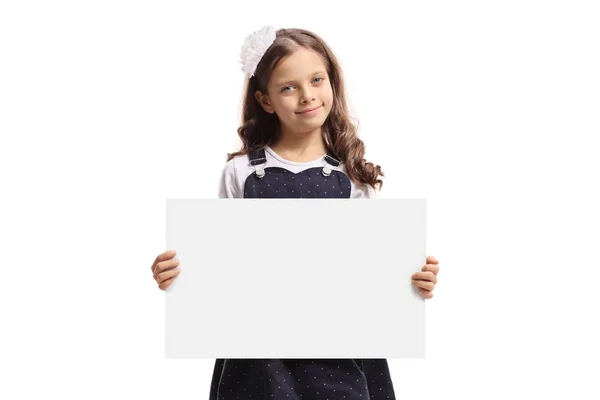 Jong meisje houdt een blanco uier bord — Stockfoto