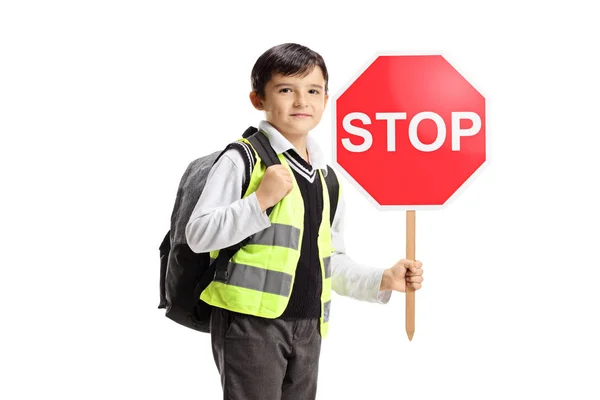 Школярка носить жилет безпеки і тримає знак зупинки — стокове фото