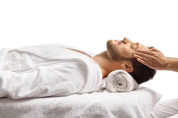 Чоловік у спа-центрі насолоджується масажем голови — стокове фото
