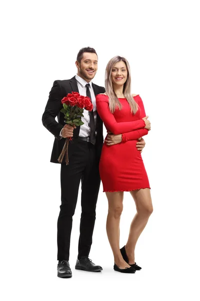 Όμορφο νεαρό ζευγάρι με ένα μάτσο κόκκινα τριαντάφυλλα — Φωτογραφία Αρχείου