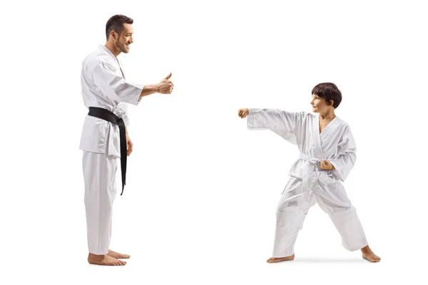 Karate instruktör ger en tumme upp till en pojke utövar — Stockfoto