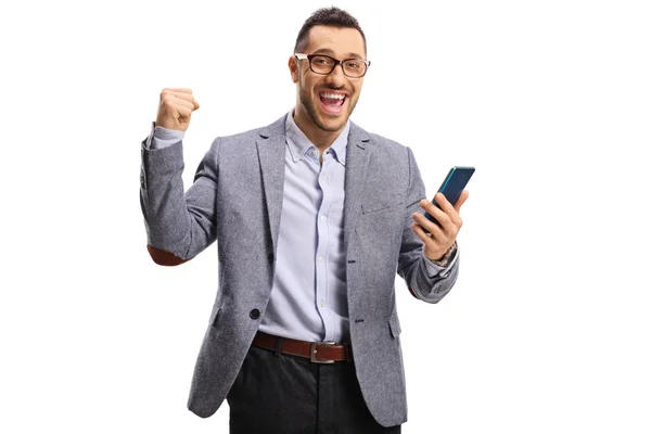 Hombre feliz sosteniendo un teléfono móvil y haciendo un gesto sí — Foto de Stock