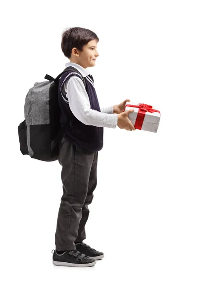 Школьник держит подарочную коробку — стоковое фото
