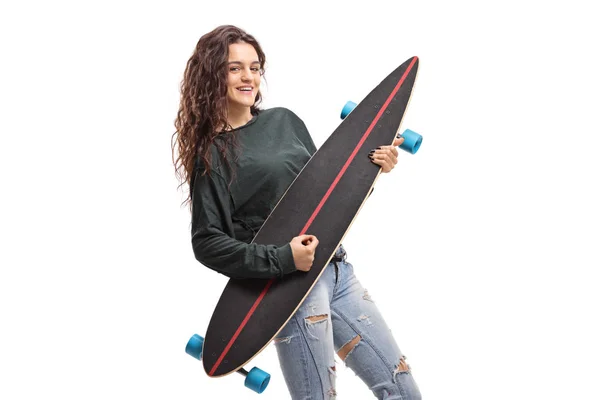 Jovencita fingiendo tocar la guitarra en un longboard —  Fotos de Stock