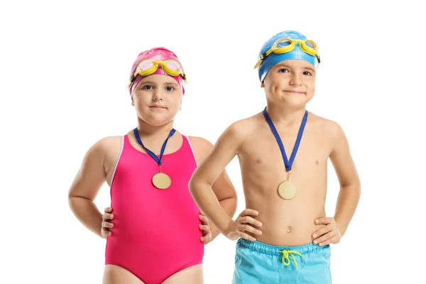 Pojke och flicka simmare med guldmedaljer — Stockfoto