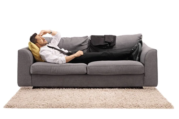 Empresario descansando en un sofá cama después del trabajo — Foto de Stock