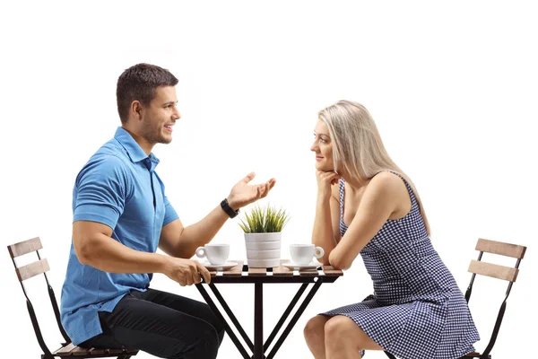 Νέος άντρας και γυναίκα που κάθονται σε έναν καφέ και έχουν μια συζήτηση — Φωτογραφία Αρχείου