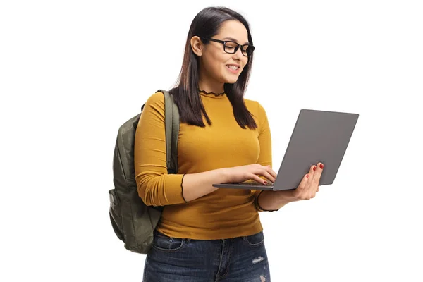 Studentessa guardando un computer portatile — Foto Stock
