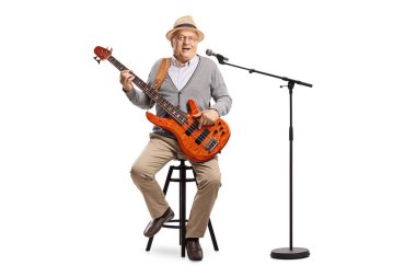 Yaşlı bas gitarist mikrofon ile yüksek bir sandalyede oturan