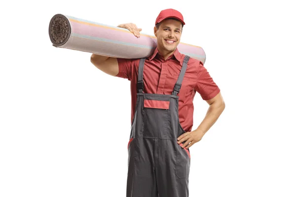 Trabalhador masculino segurando um tapete — Fotografia de Stock