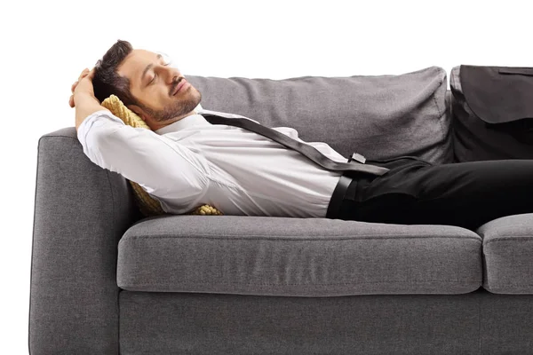 Mladý profesionální muž v košili a kravatě spící na pohovce — Stock fotografie