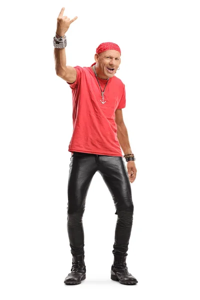 Hombre alegre en pantalones de cuero haciendo un cartel de rock and roll — Foto de Stock