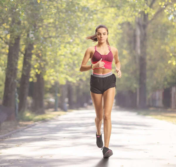 Jovem atleta jogging ao ar livre — Fotografia de Stock