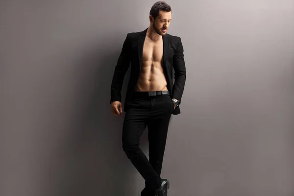 Bonito homem de terno preto posando sem camisa — Fotografia de Stock